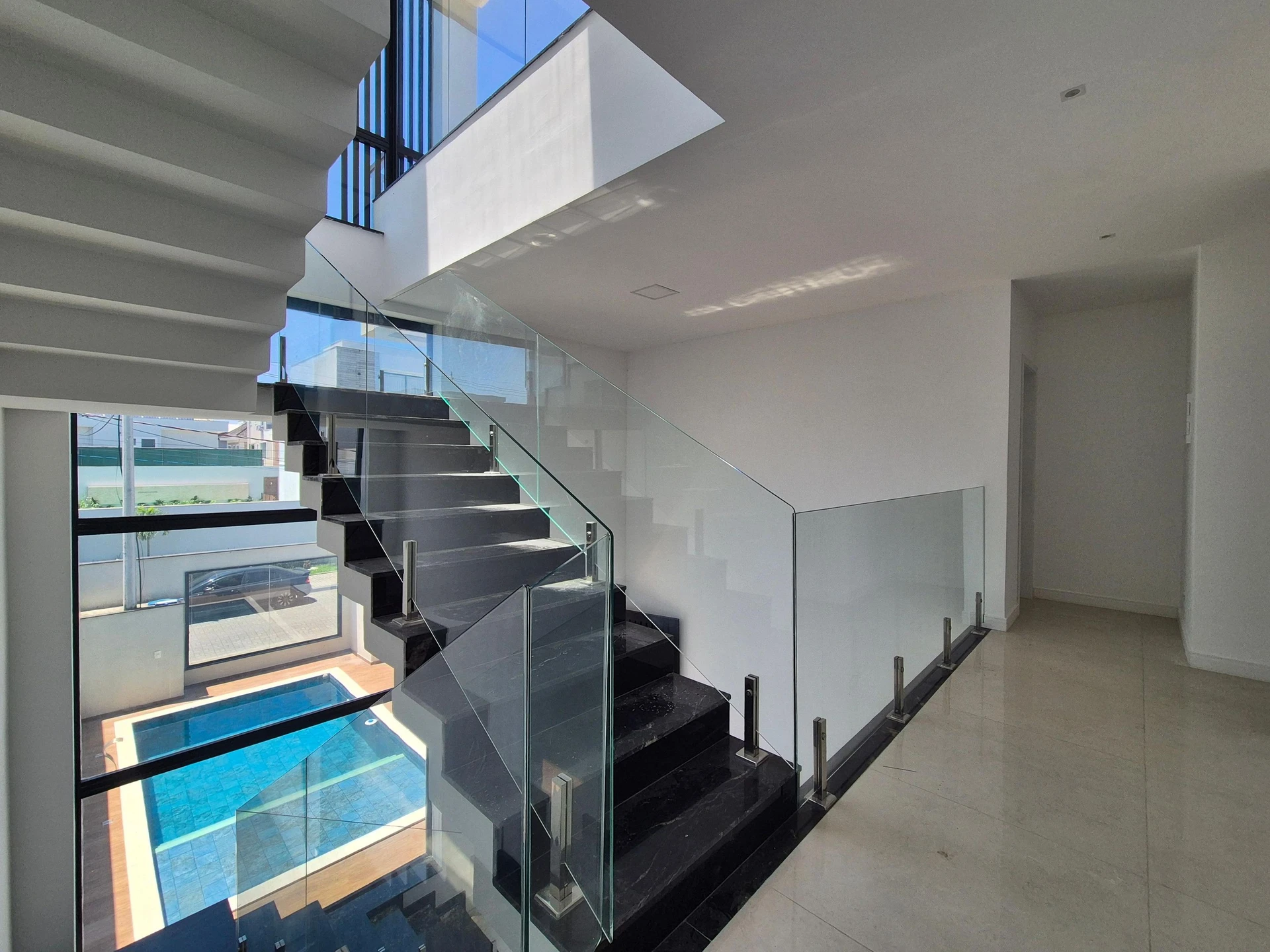 4-bedroom house with a glass-enclosed balcony — photo 31