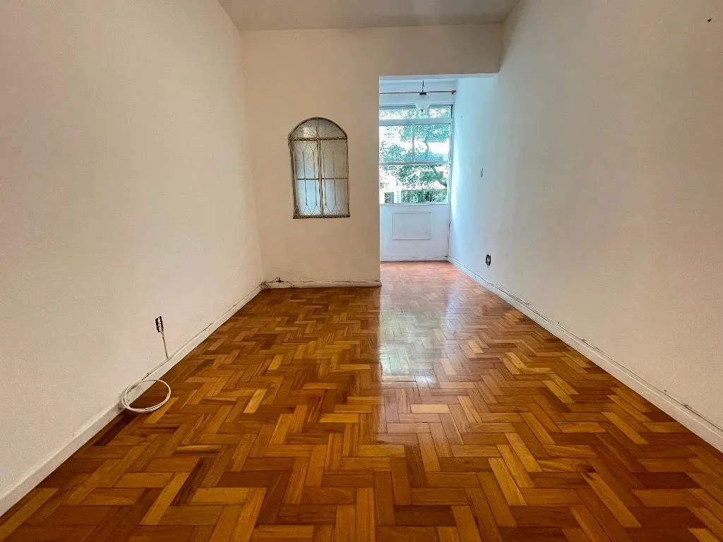 Wood or laminate floors in a 2-bedroom apartment, 75 m² — photo 9