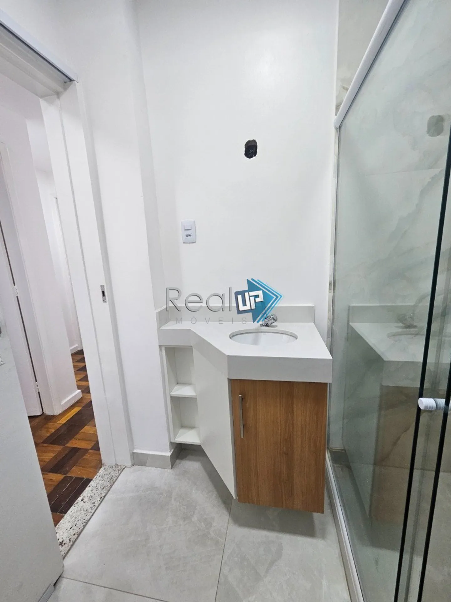 Wood or laminate floors in a 2-bedroom apartment, 68 m² — photo 6