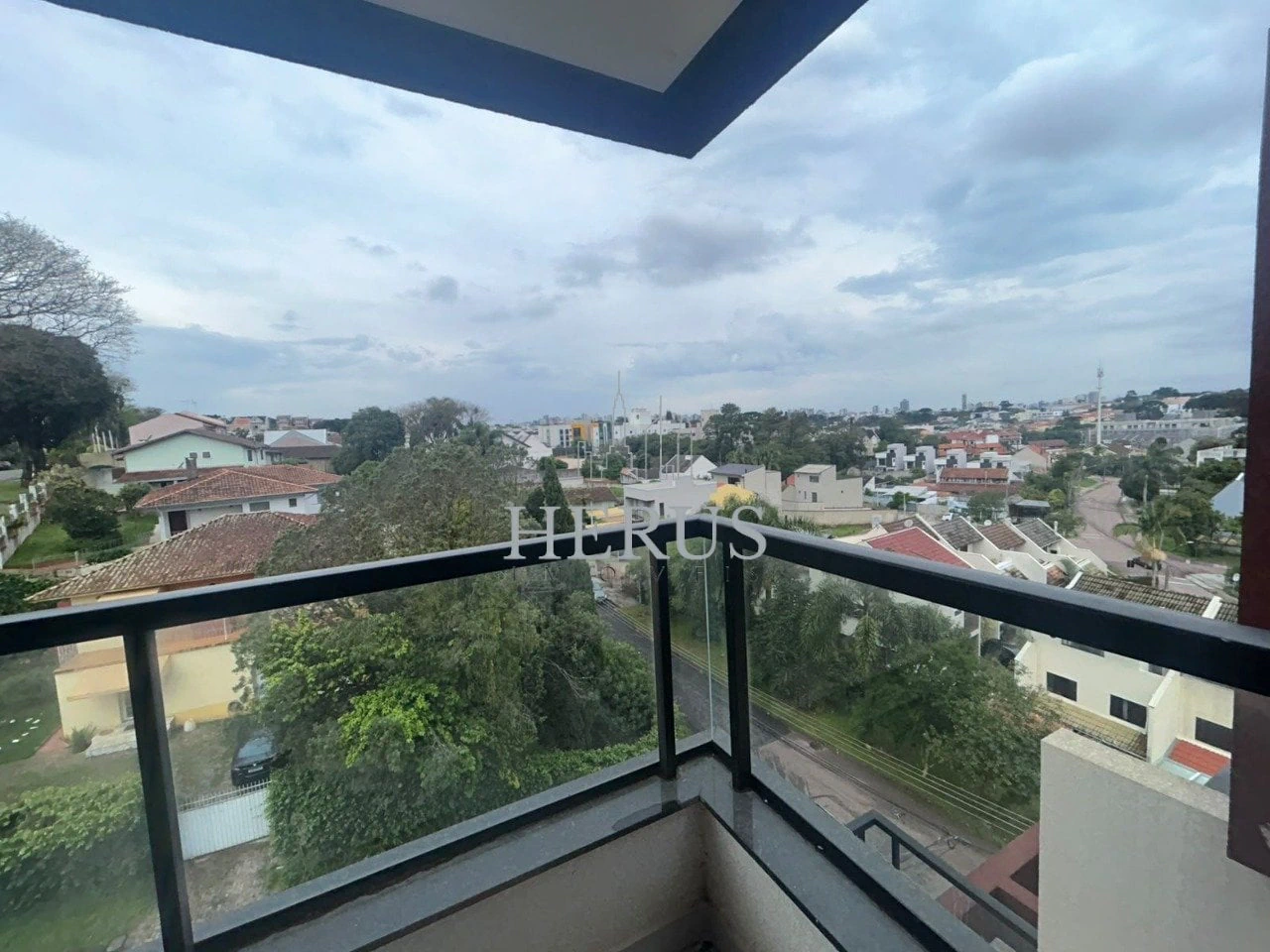 Apartamento de 2 quartos com janelas do piso ao teto — photo 15