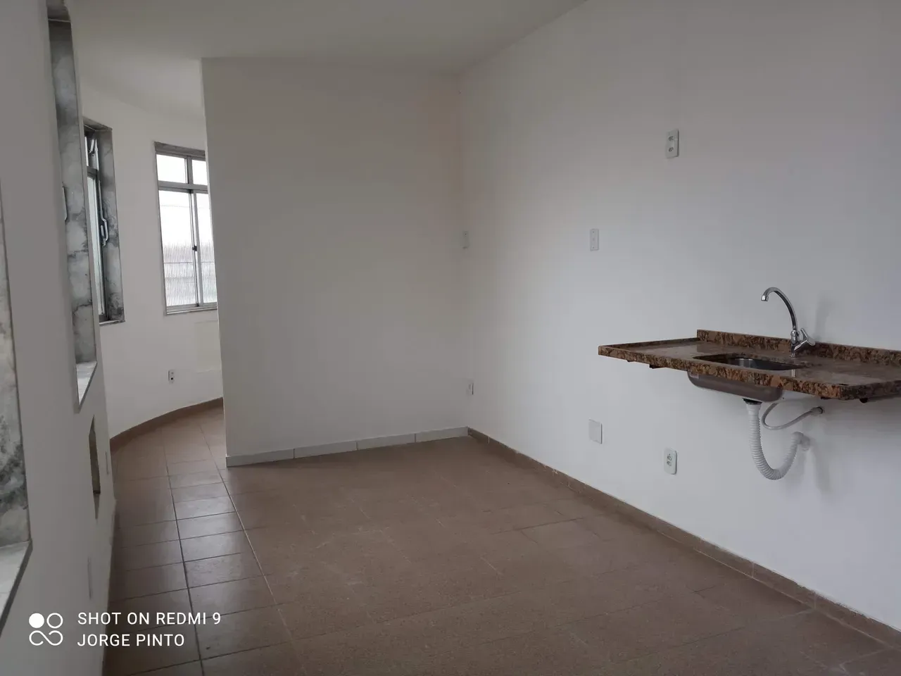 Estudio sin amueblar con 1 dormitorio y cocina compacta — photo 3