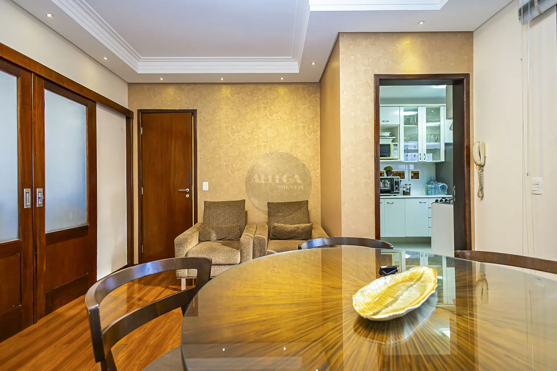 Apartamento com 4 quartos e piso de madeira na sala — photo 15