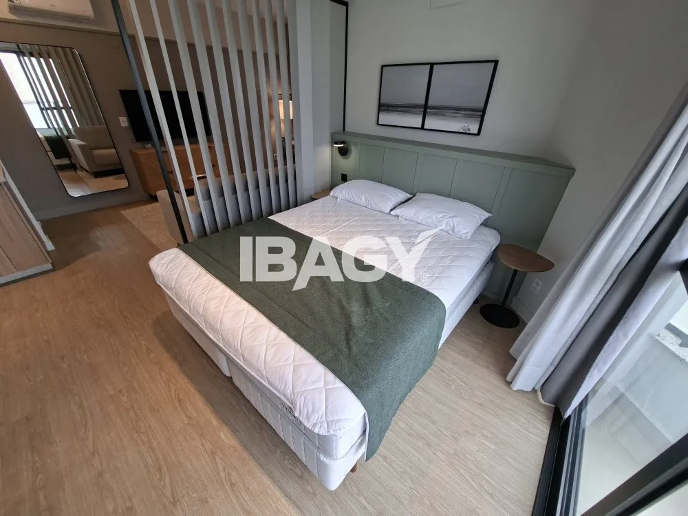 Studio with a glassed-in balcony and open-plan kitchen — photo 125
