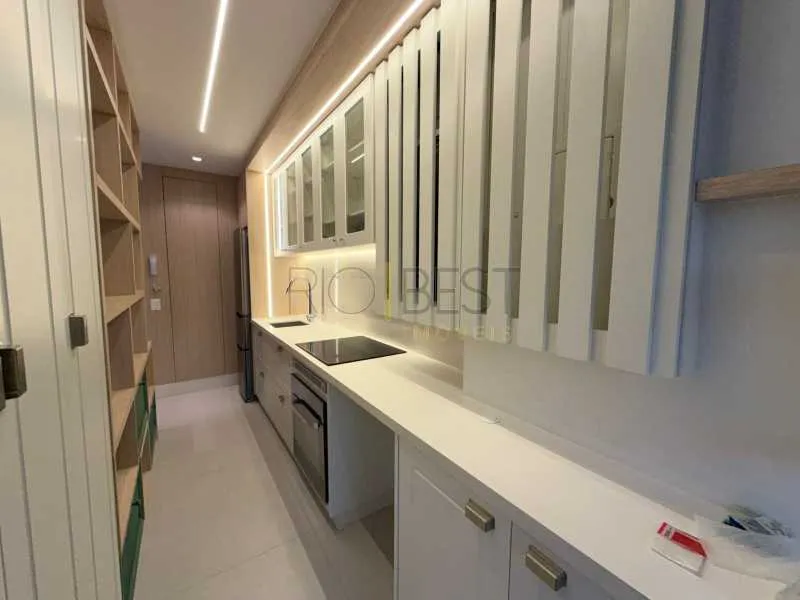 Furnished apartment with 3 suites and glass balcony — photo 11