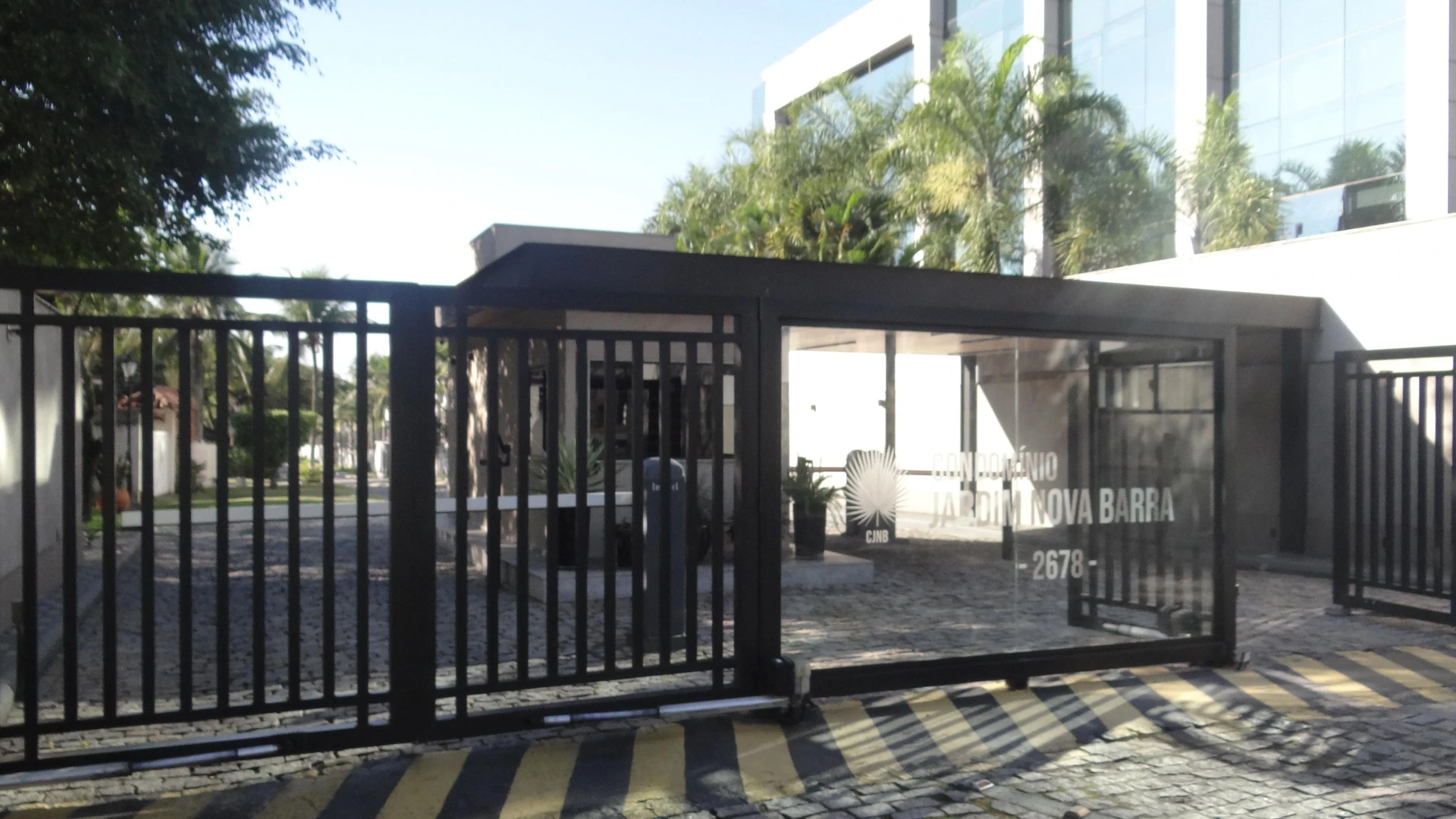 Casa de 384 m² com janelas do piso ao teto e varanda gourmet — photo 159