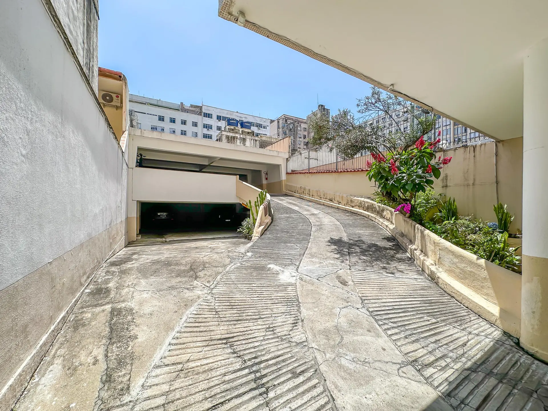 140 m² apartment with a jacuzzi and a bathtub — photo 67