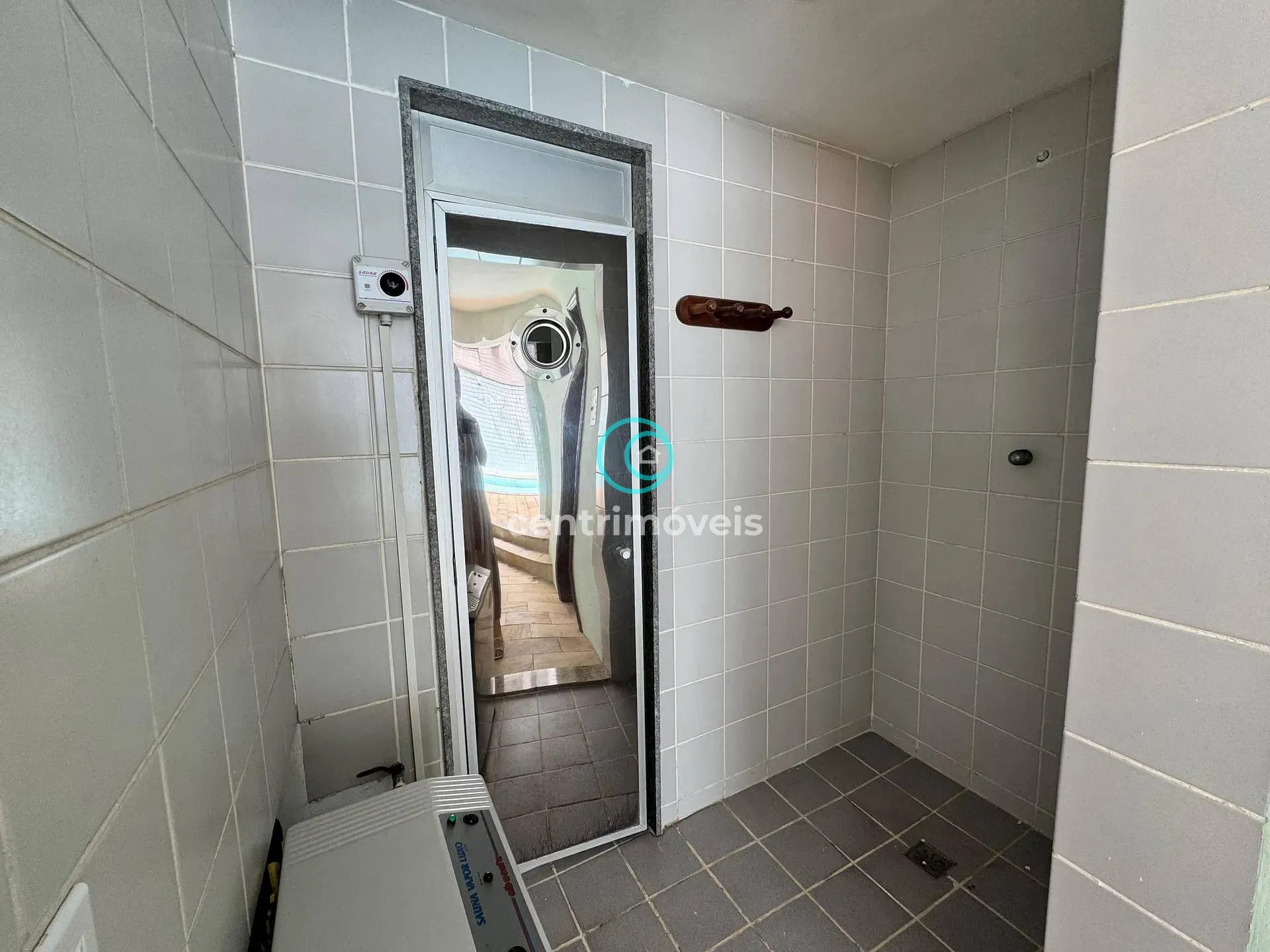 Walk-in closet in a 2-bedroom apartment, 110 m² — photo 17