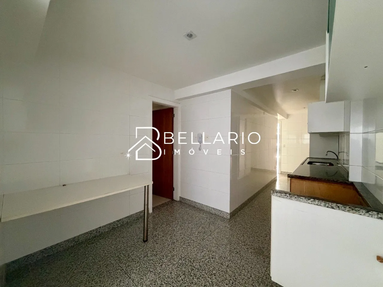 4-bedroom apartment with 5 bathrooms and glass balcony — photo 23