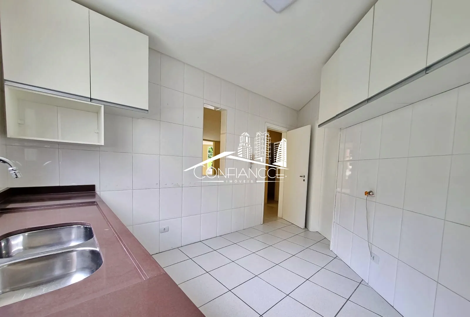 Bathtub in a 3-bedroom house, 350 m² — photo 5