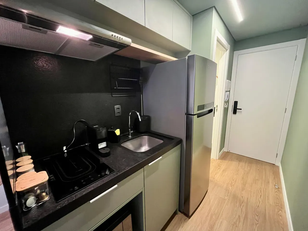 One-bedroom apartment in a building with a coworking space — photo 14