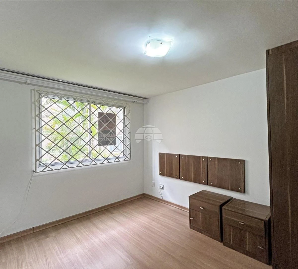 Apartment, 37 m², with wood or laminate floors — photo 2