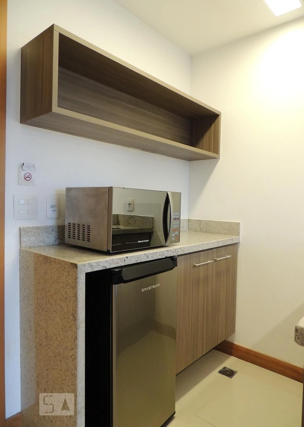One-bedroom apartment in a building with a gym — photo 6