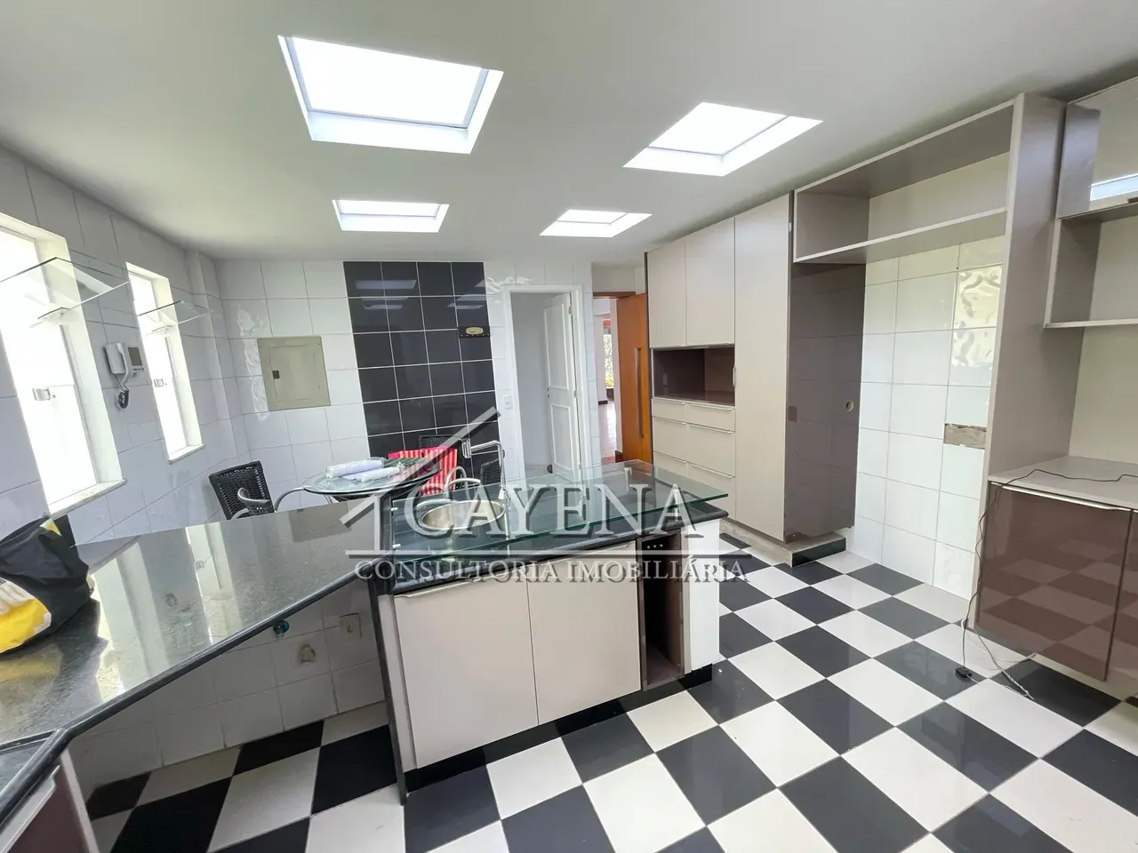 4 quartos e banheira: casa de 650 m² — photo 68