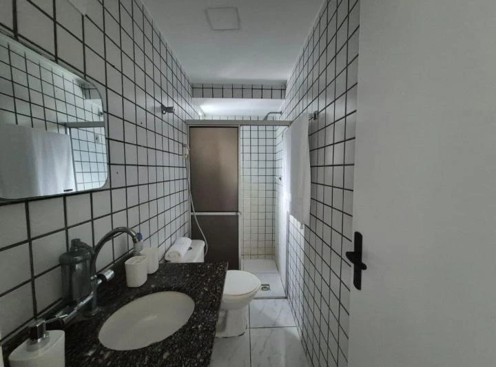 Furnished 1-bedroom apartment with built-in closet — photo 4