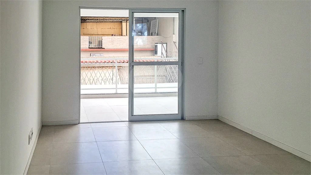 Glass-enclosed balcony in a one-bedroom apartment, 68 m² — photo 17