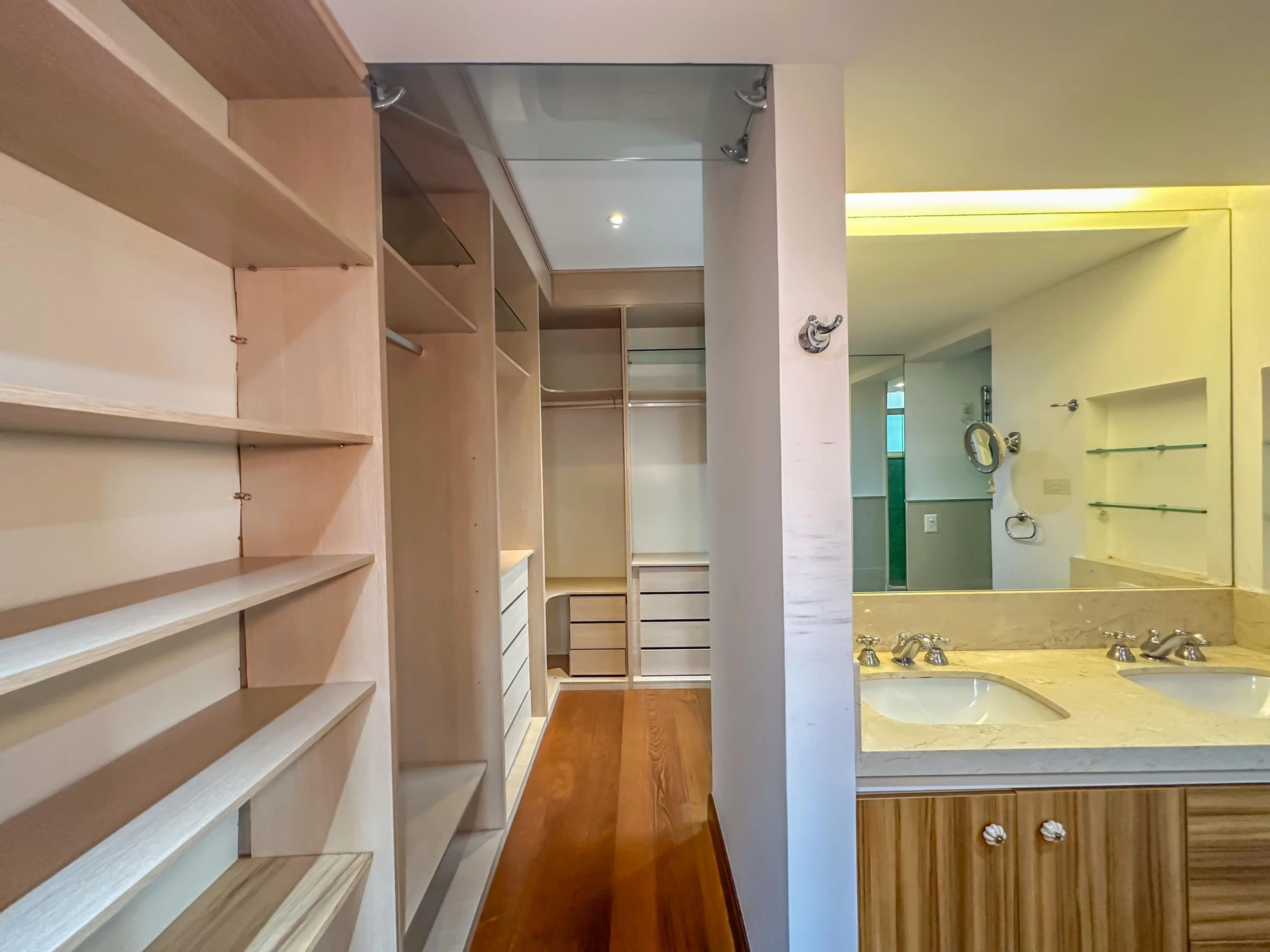 Apartment, 275 m², with a glass-enclosed balcony — photo 15