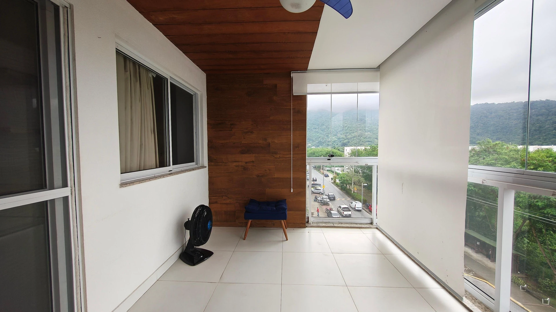 Glass-enclosed balcony in a 3-bedroom apartment, 87 m² — photo 9