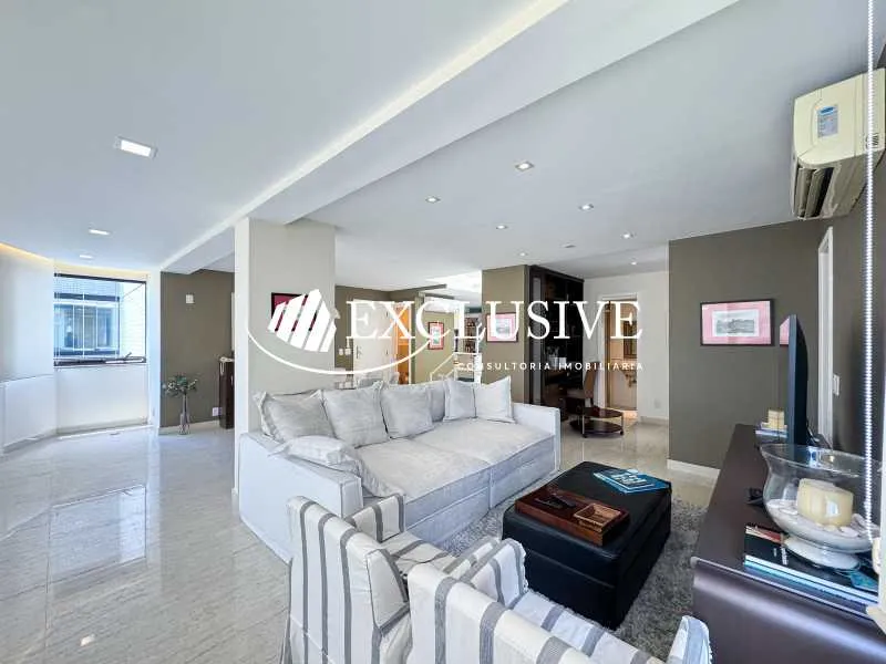 3-bedroom apartment in a building with a pool — photo 28