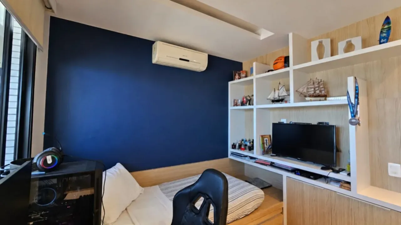 Balcony with a grill in a 3-bedroom apartment, 250 m² — photo 13