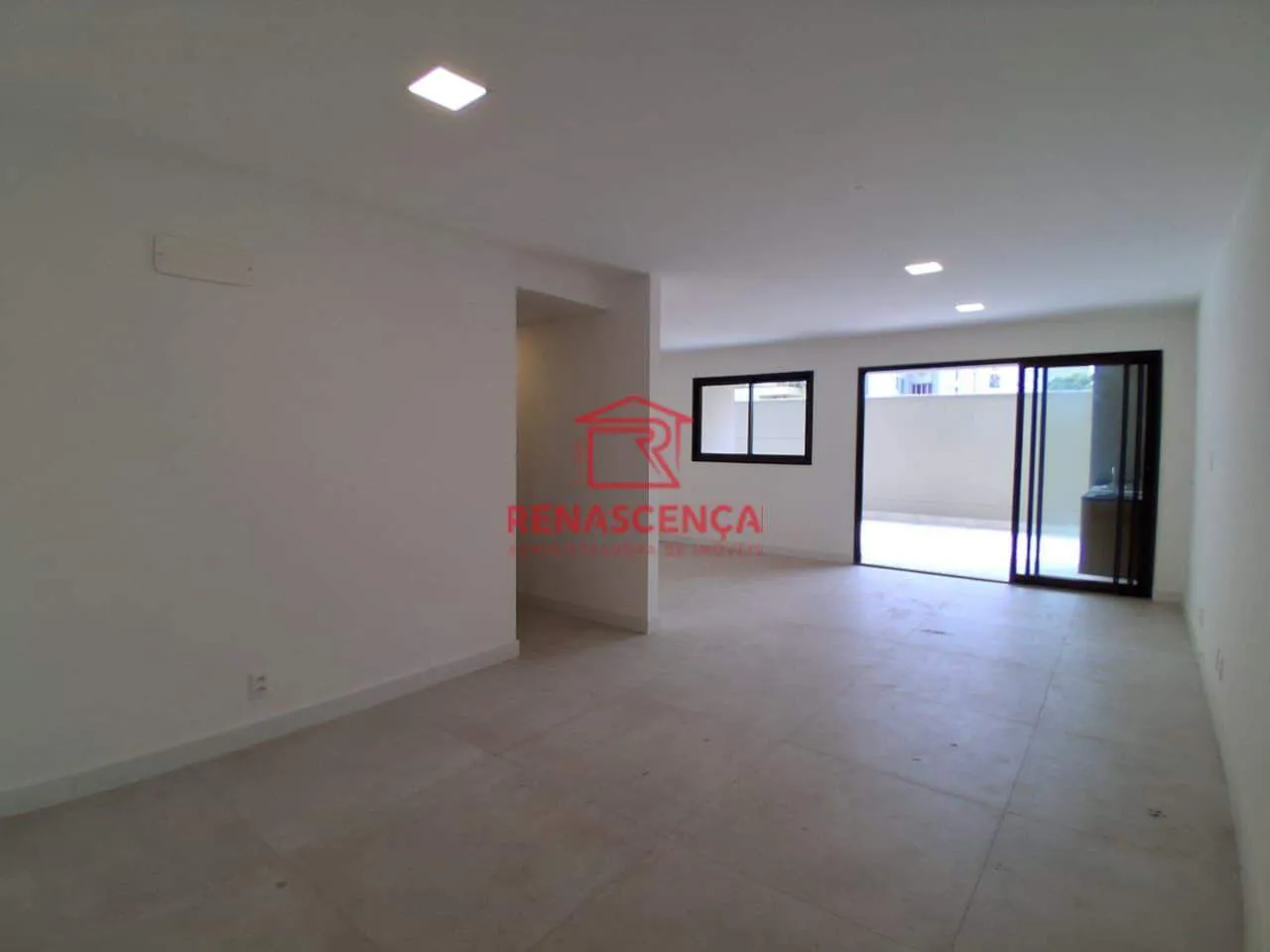 Balcony with a grill in a 3-bedroom apartment, 143 m²