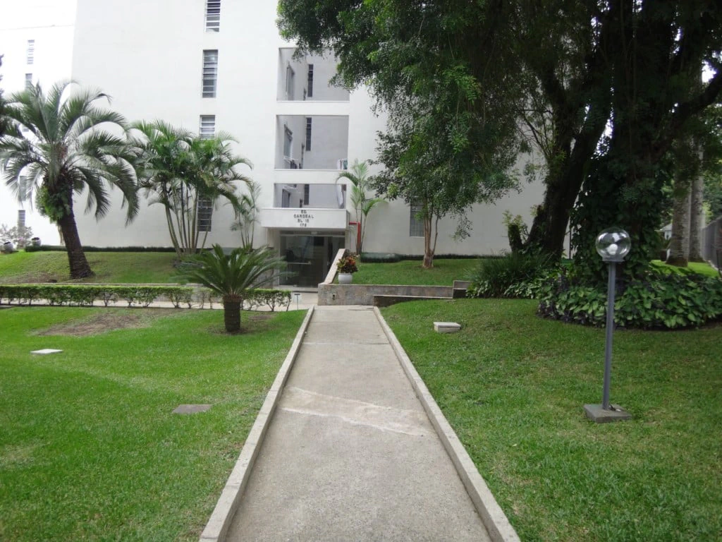 2-bedroom apartment with wood or laminate floors in Curitiba — photo 25