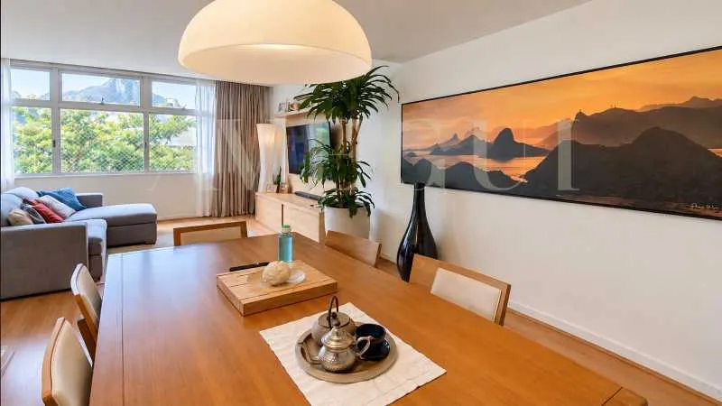 Balcony with a grill in a 3-bedroom apartment, 310 m² — photo 12