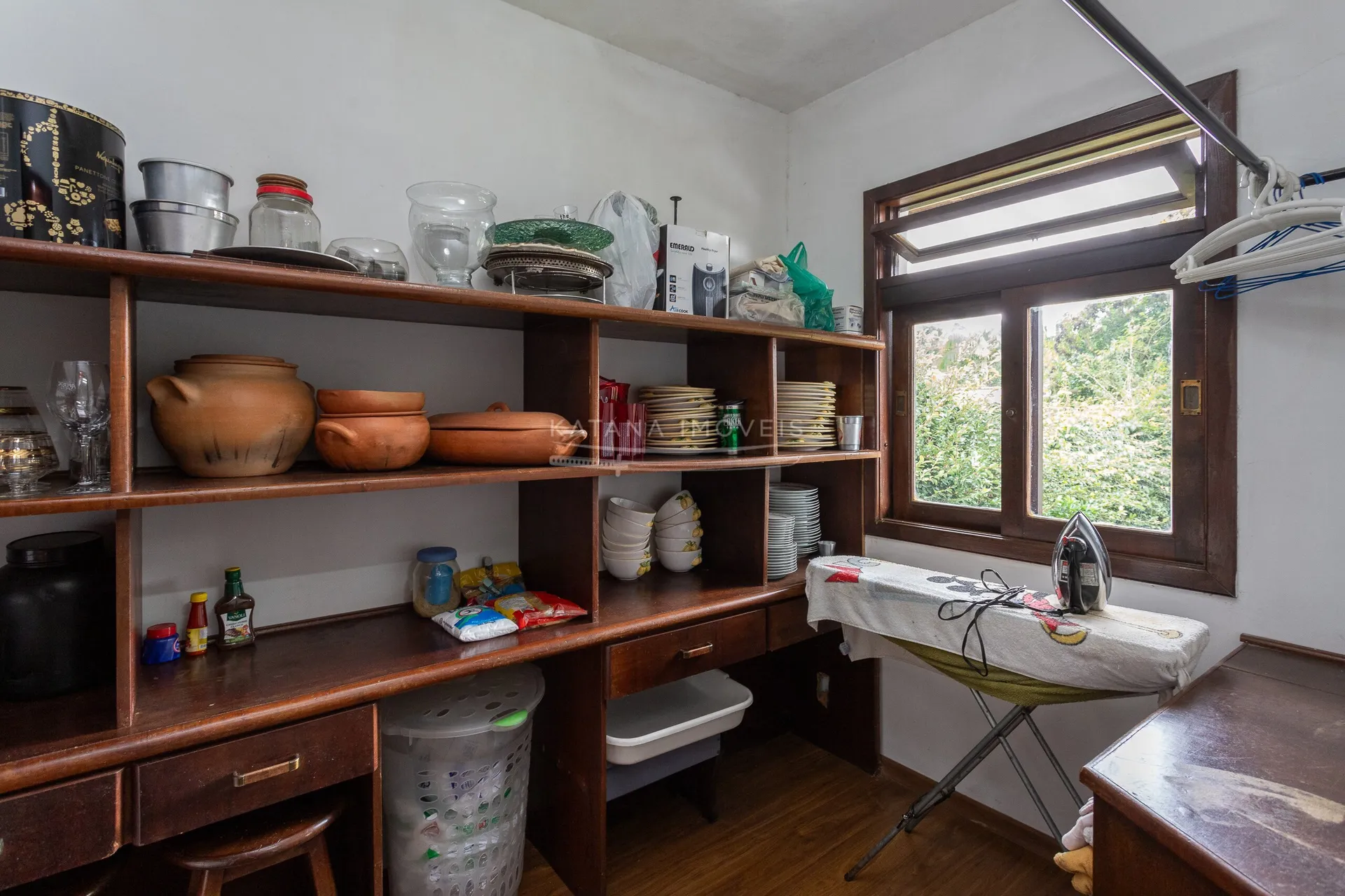 House with a closed kitchen and gas stove, 4 bedrooms — photo 33