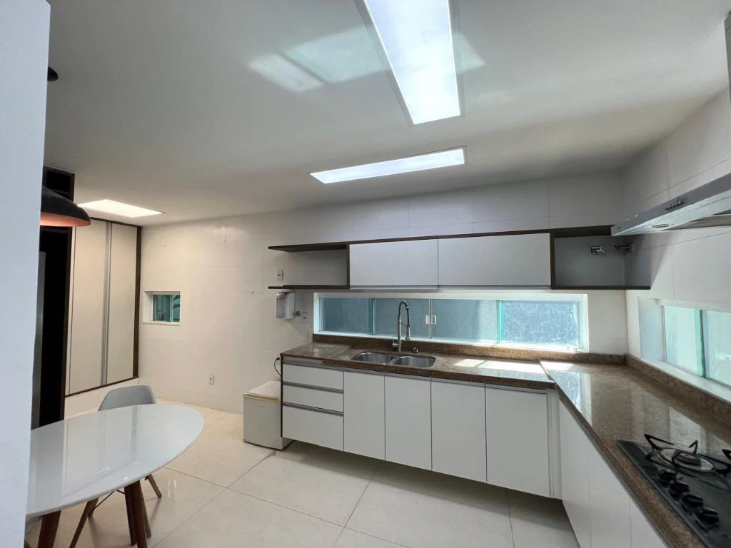 Furnished triplex home with 4 en-suites and 4 parking — photo 13