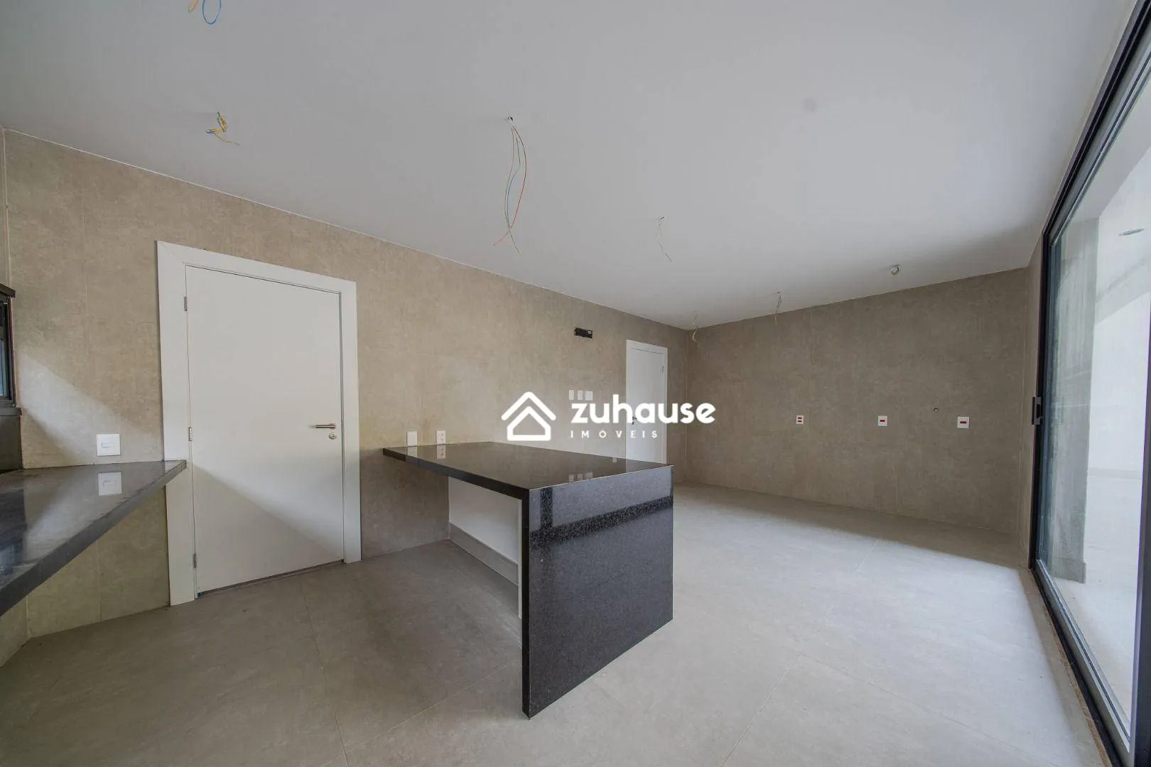 House with 5 bedrooms and an open-plan kitchen — photo 12