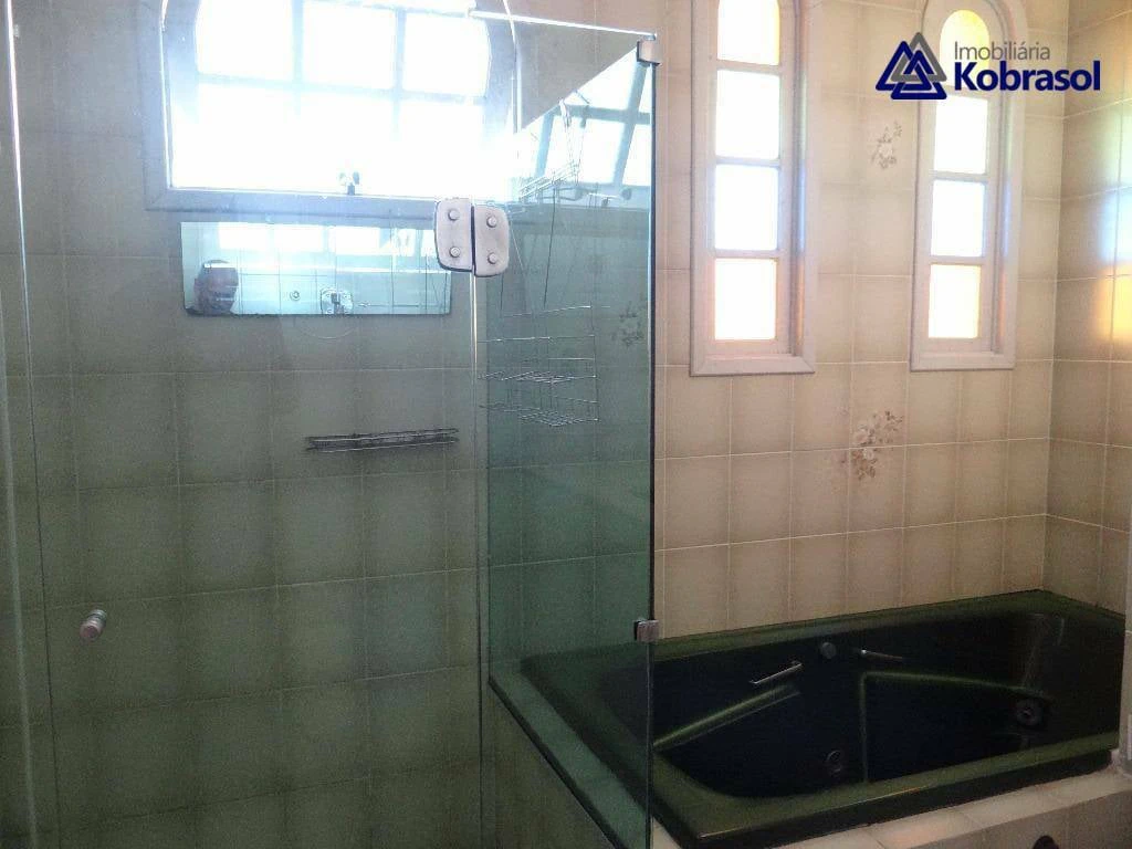 5-bedroom house with a private pool — photo 23