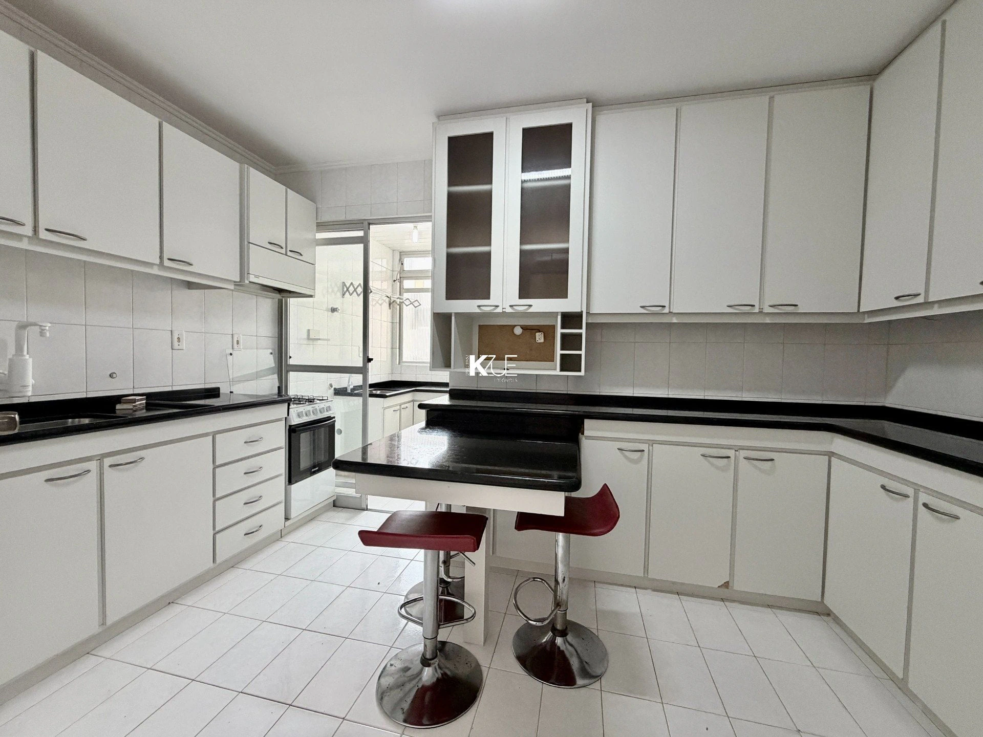 Панорамные окна и 3 спальни: квартира 118 м² — photo 12