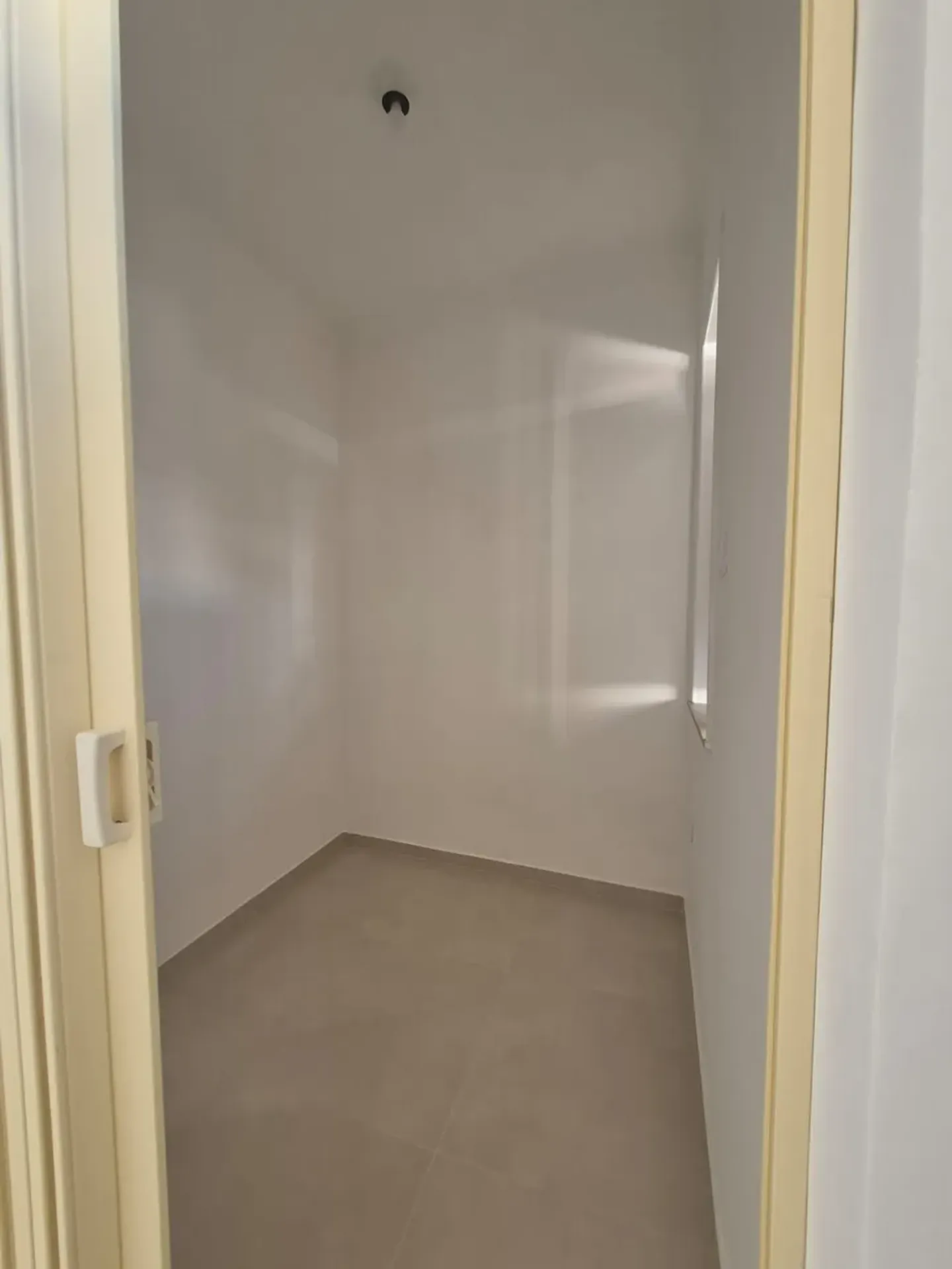 Apartamento sem mobília com cozinha planejada e tanque — photo 11