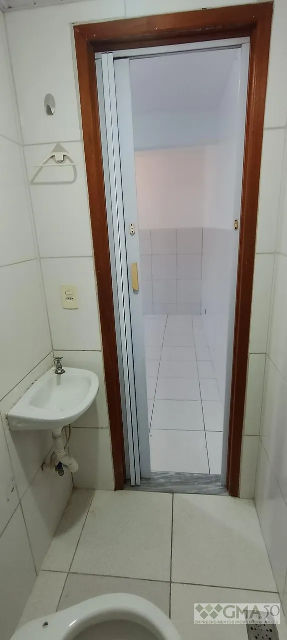 Unfurnished studio kitnet with 1 bathroom and laundry area — photo 5