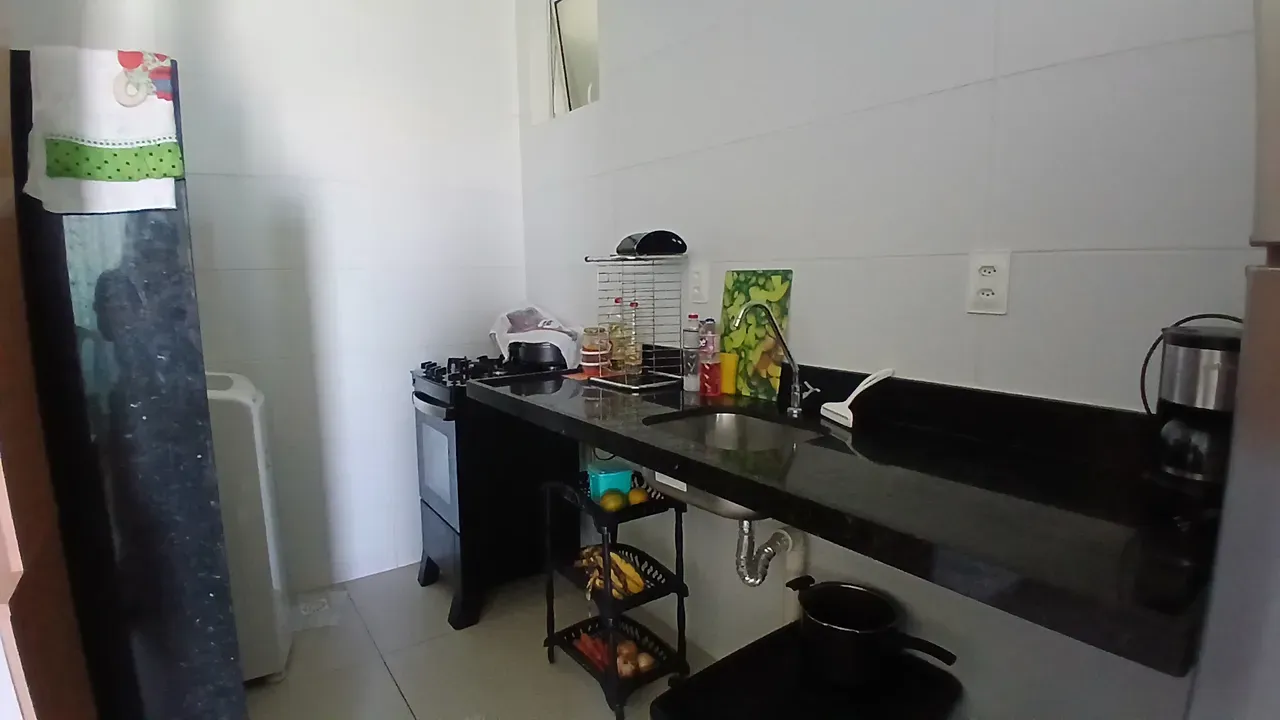 Apartamento mobiliado de 2 quartos com varanda e suíte