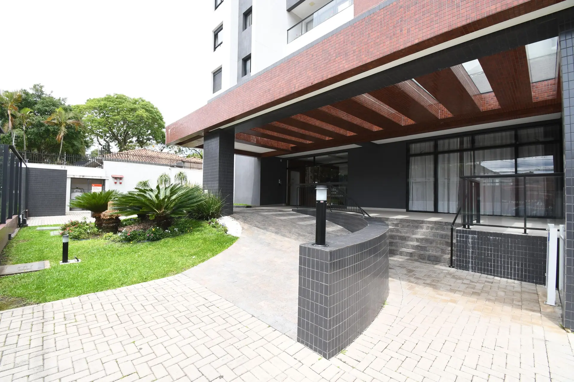 3-bedroom apartment in a building with a gym — photo 31