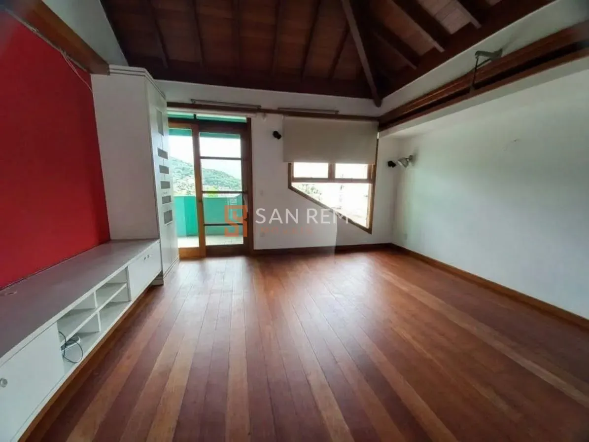 5-bedroom house with a bathtub in Florianópolis — photo 9