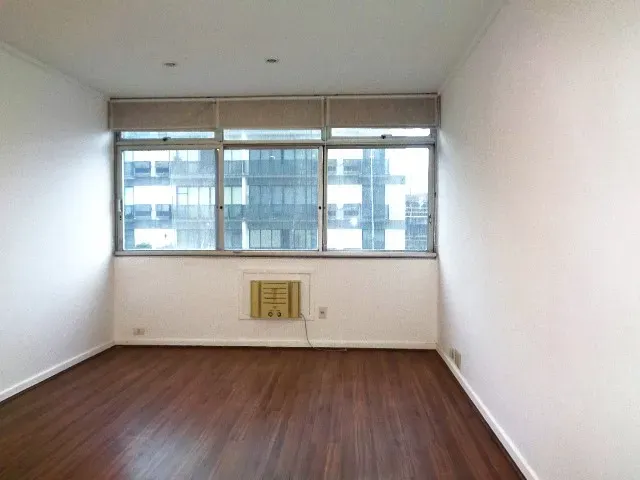 2-bedroom apartment with wood or laminate floors — photo 8