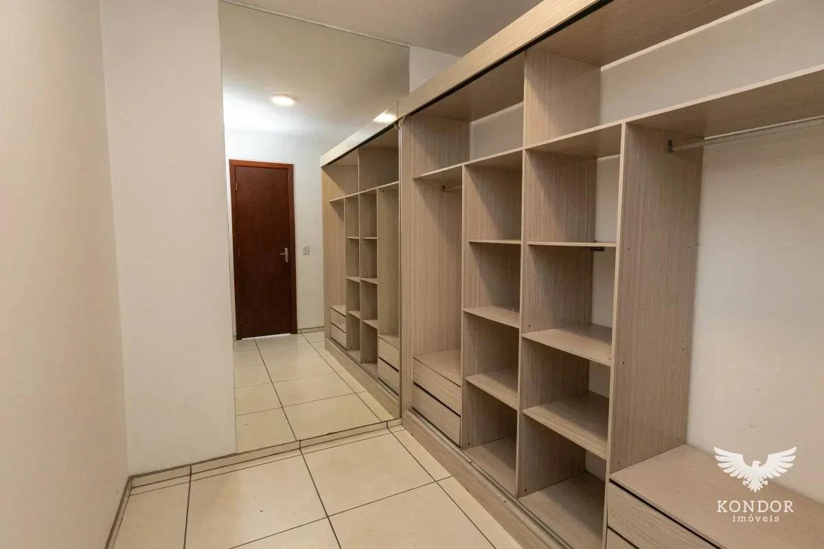 Walk-in closet in a 3-bedroom house, 184 m² — photo 18