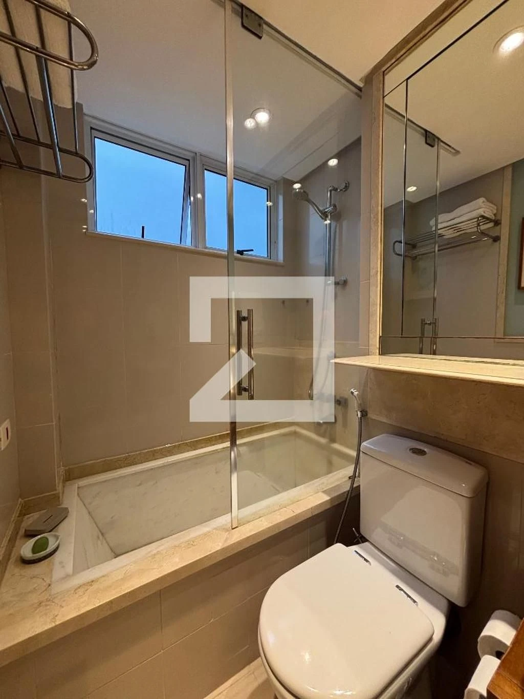 Furnished 1-bedroom apartment with 2 bathrooms — photo 23