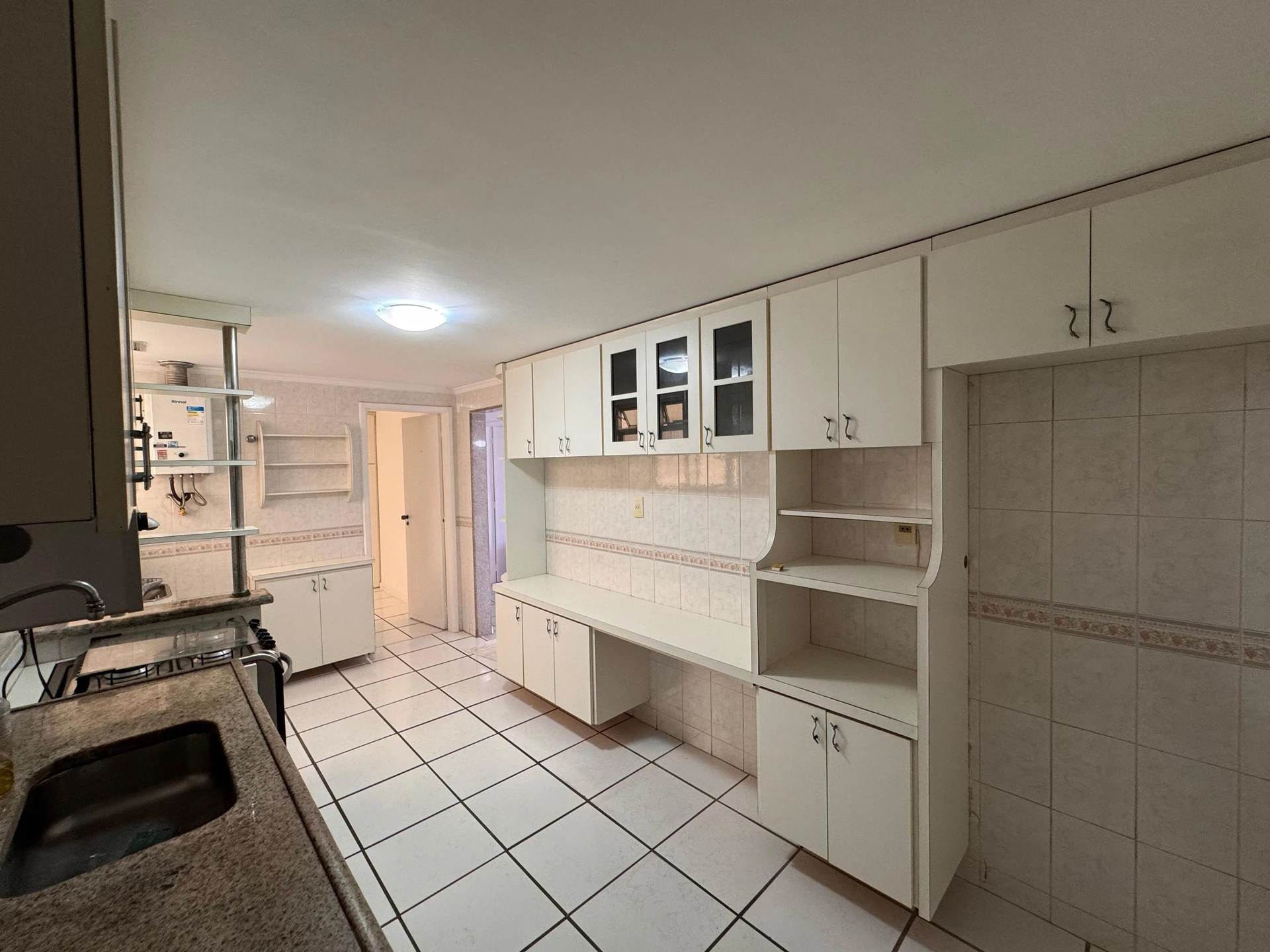 Apartamento para aluguel com varanda, 2 quartos e 1 suíte
