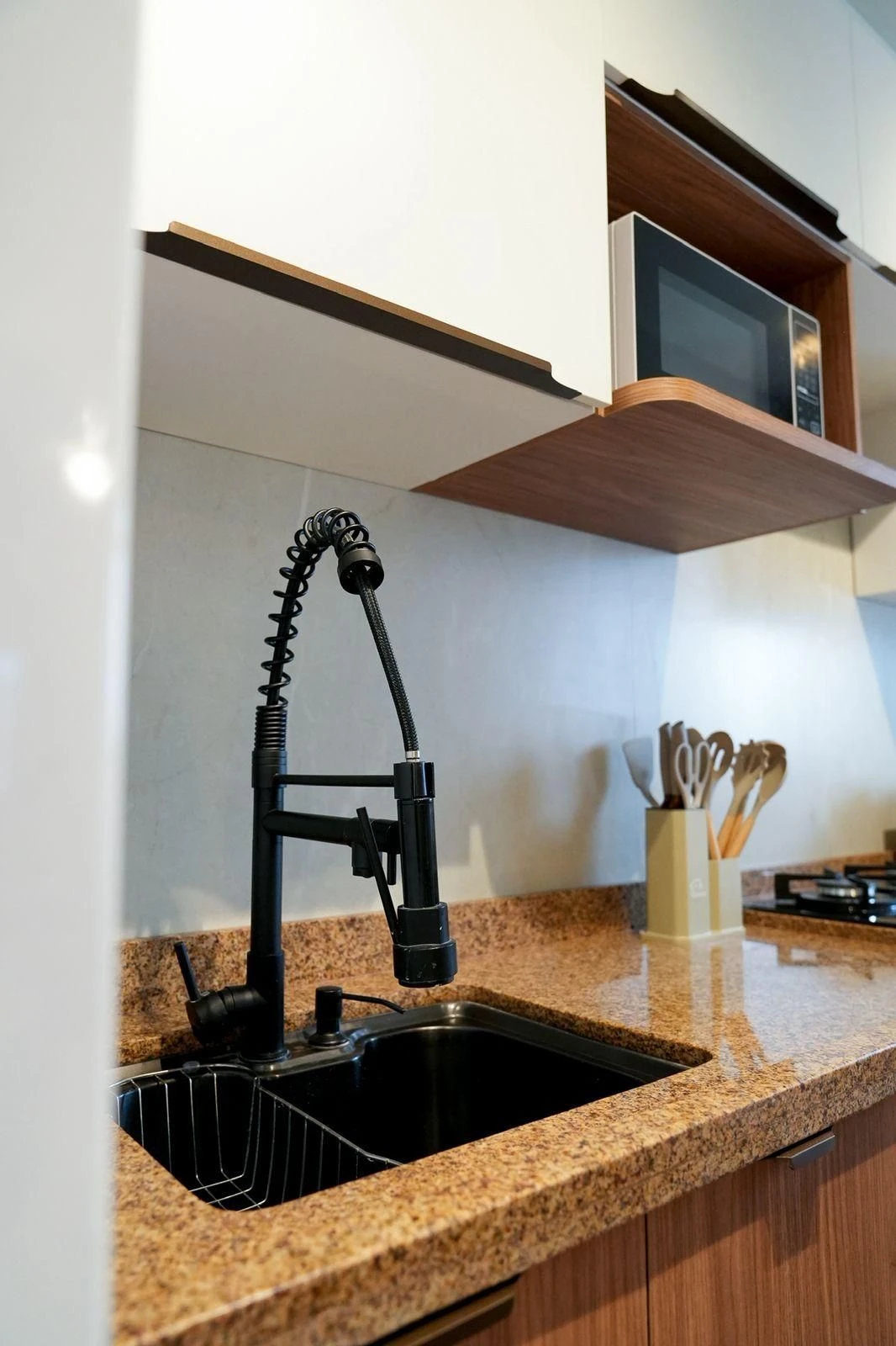 Apartamento mobiliado com cozinha americana e varanda envidraçada — photo 13