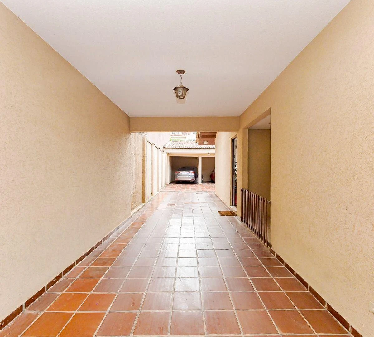 House with 4 bedrooms and 5 parking spaces — photo 4