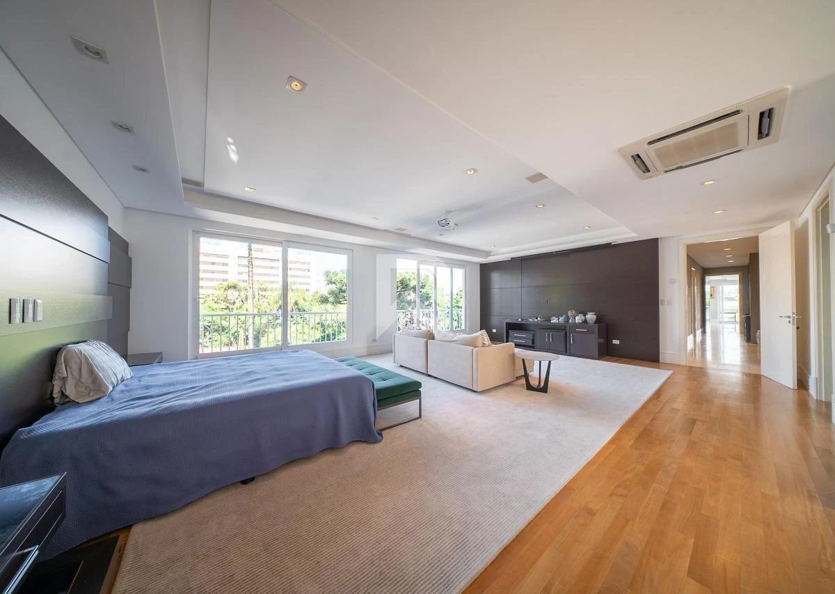344 m² apartment with floor-to-ceiling windows and a bathtub — photo 13