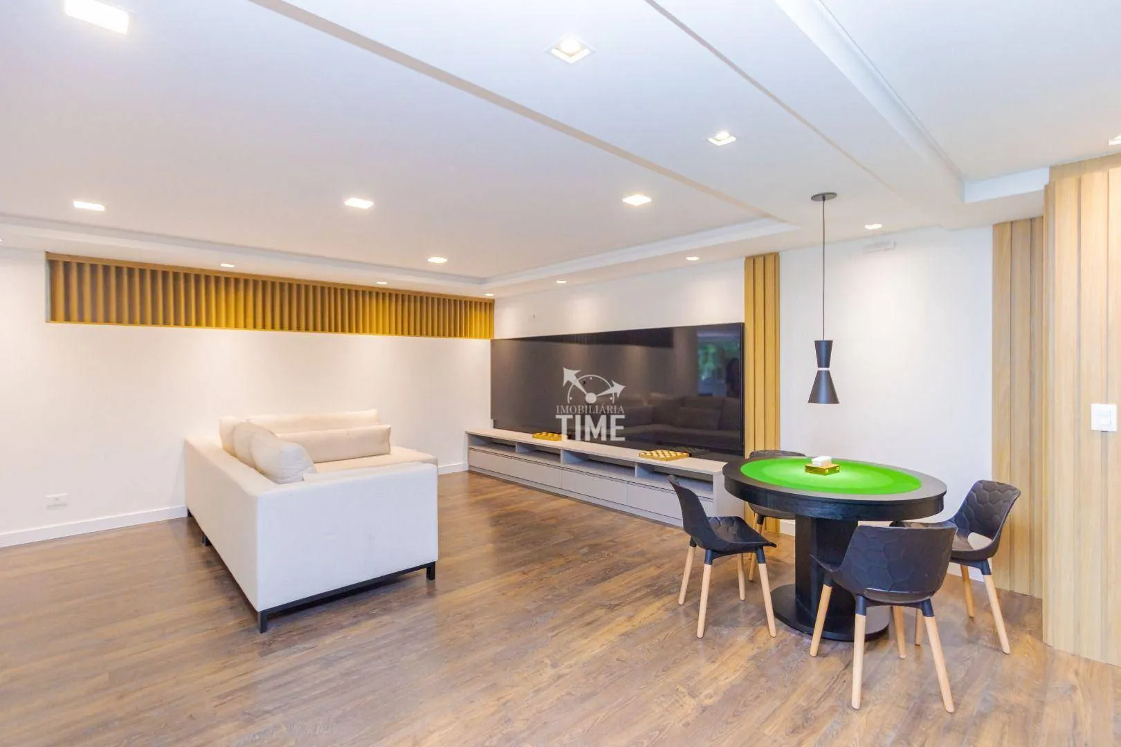 Balcony with a grill in a 3-bedroom apartment, 107 m² — photo 90