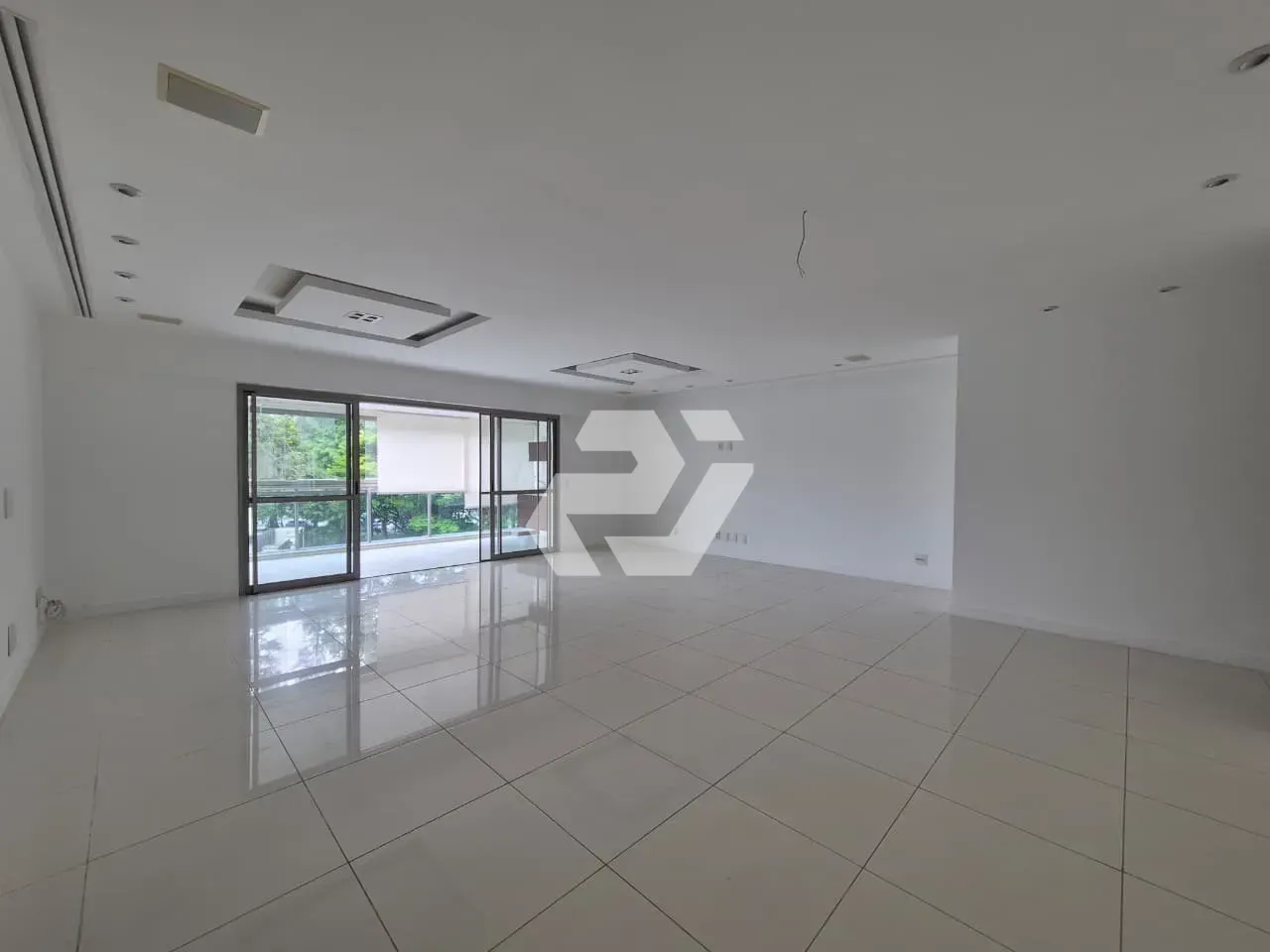4-bedroom apartment with an enclosed glass balcony — photo 3