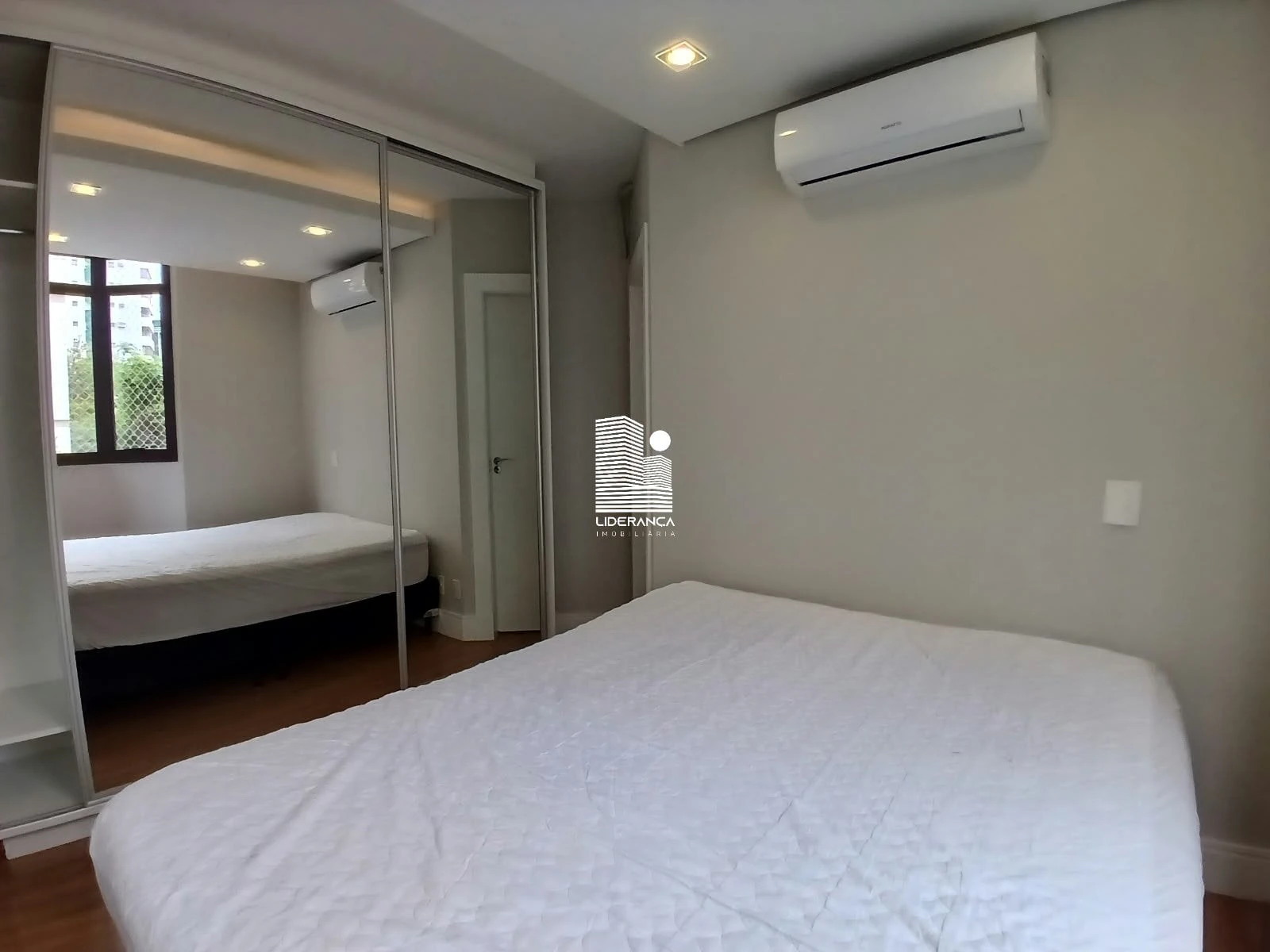 Apartamento com piso de madeira ou laminado, Centro — photo 27