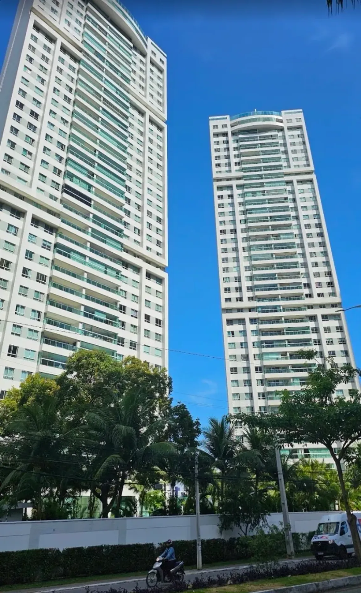 Glass-enclosed balcony in a 3-bedroom apartment, 125 m² — photo 5