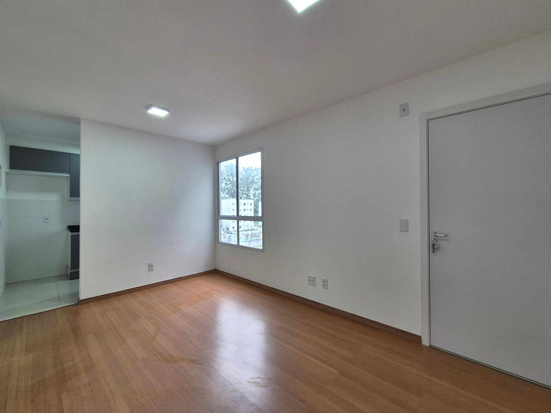 2-bedroom apartment with 1 en-suite and open-air pool — photo 3