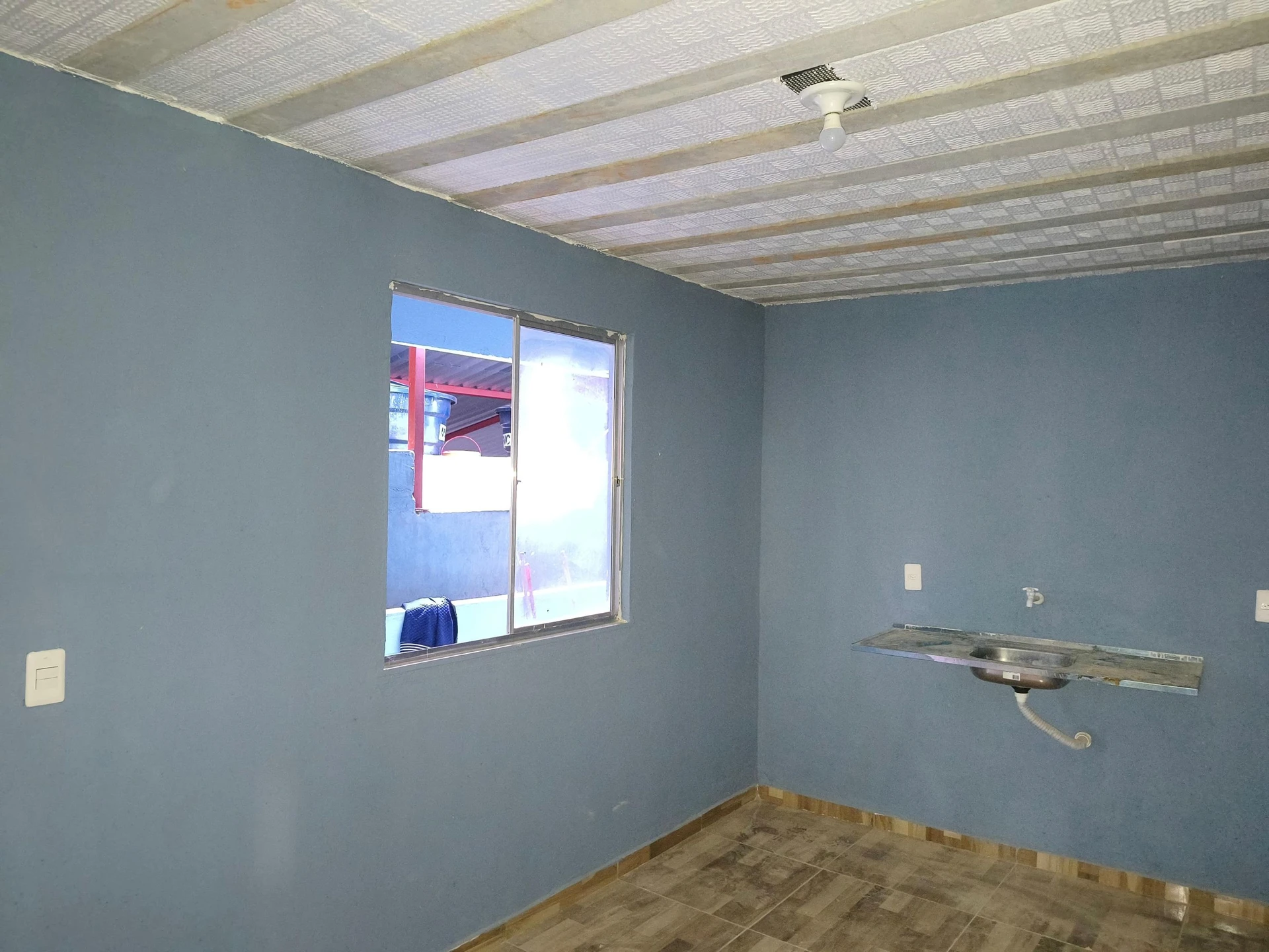 Unfurnished studio with a balcony and laundry area — photo 9