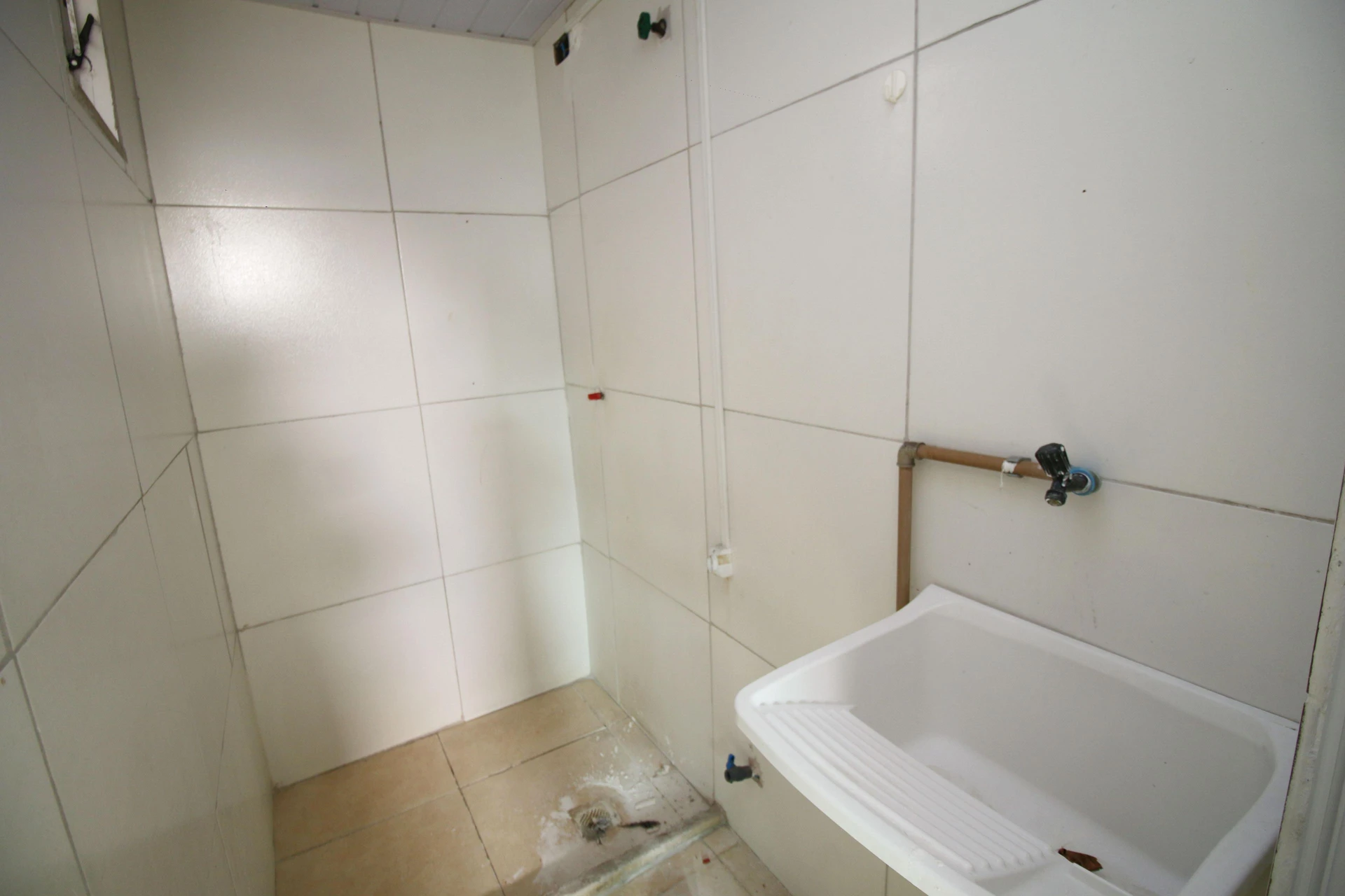 Unfurnished studio with 1 bedroom and a gas stove — photo 9